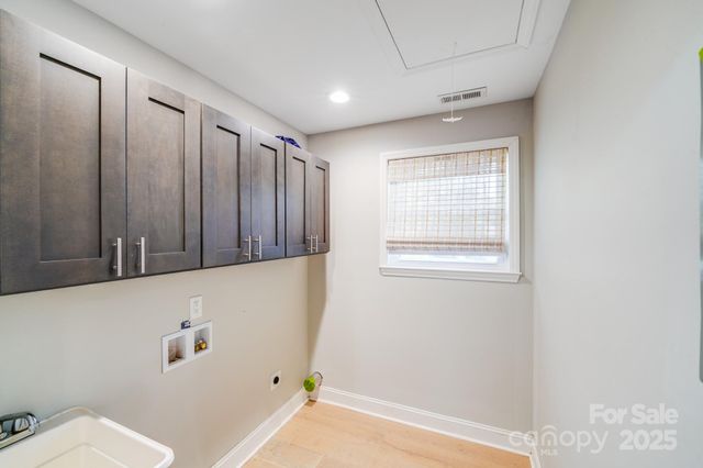 114 W Lee Avenue, Bessemer City, NC 28016