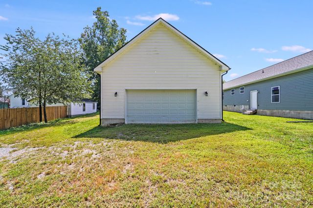 114 W Lee Avenue, Bessemer City, NC 28016