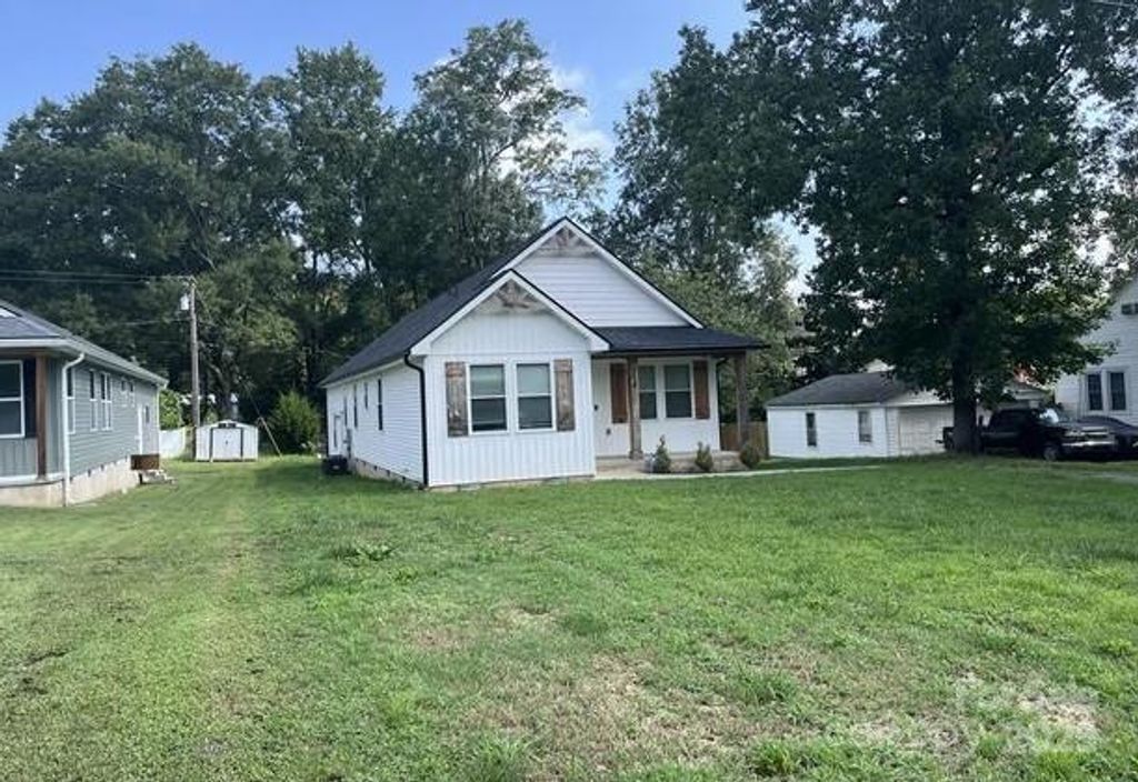 114 W Lee Avenue, Bessemer City, NC 28016