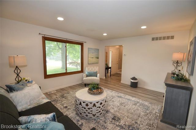 4428 Fenmore Avenue, Waterford, MI 48328