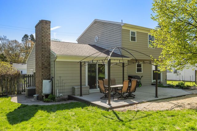 1865 Ridgemoor Drive, Grand Rapids, MI 49506
