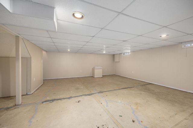 1865 Ridgemoor Drive, Grand Rapids, MI 49506