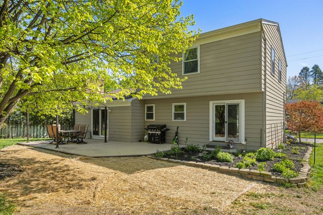 1865 Ridgemoor Drive, Grand Rapids, MI 49506