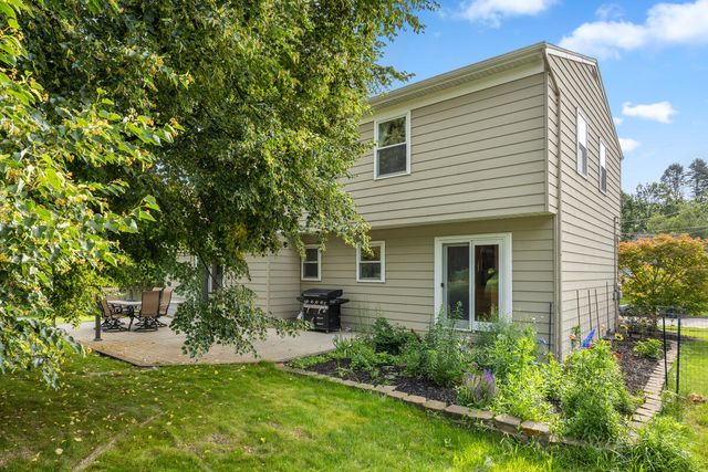 1865 Ridgemoor Drive, Grand Rapids, MI 49506