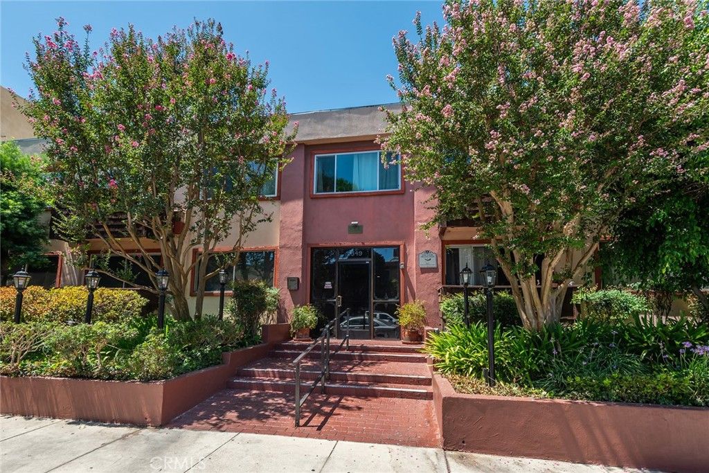 Image 1 of property listing at 5349 Newcastle 20, Encino, CA 91316