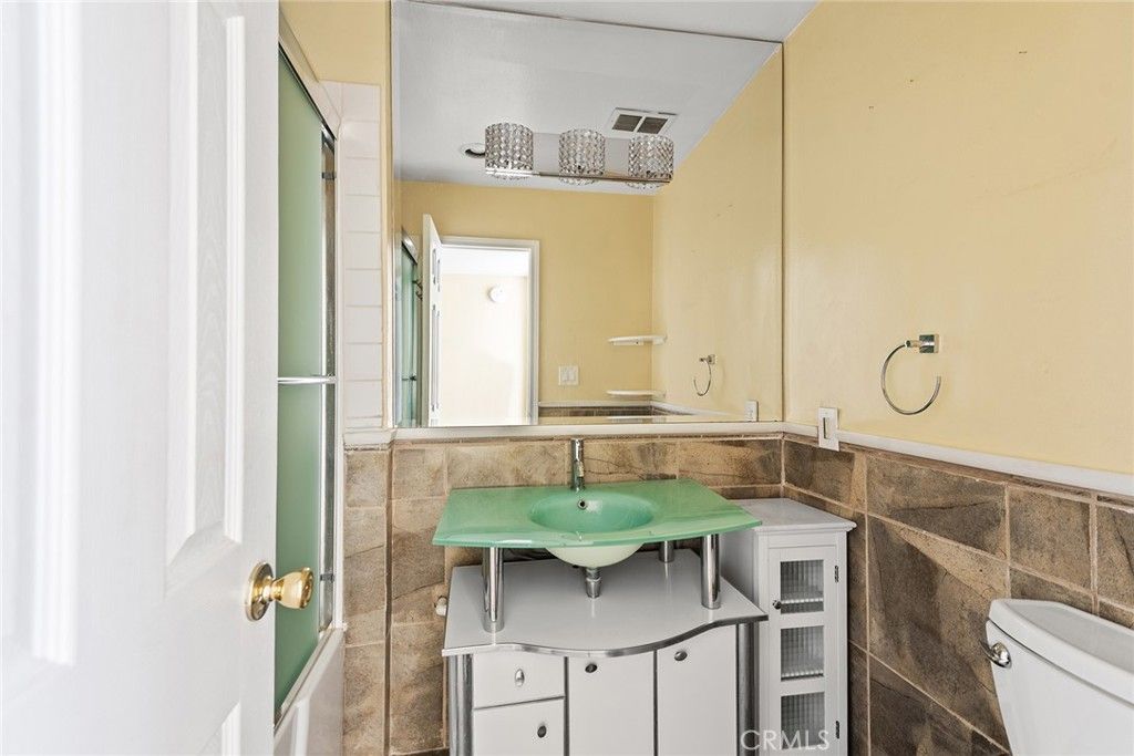 Image 11 of property listing at 5349 Newcastle 20, Encino, CA 91316