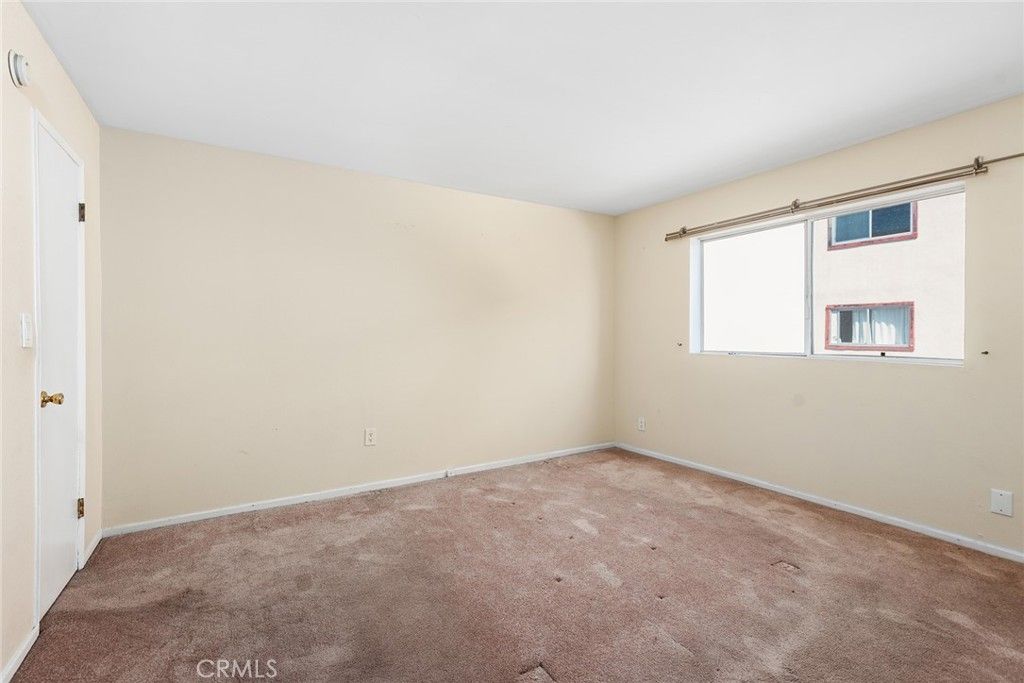 Image 12 of property listing at 5349 Newcastle 20, Encino, CA 91316