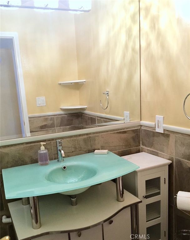 Image 13 of property listing at 5349 Newcastle 20, Encino, CA 91316