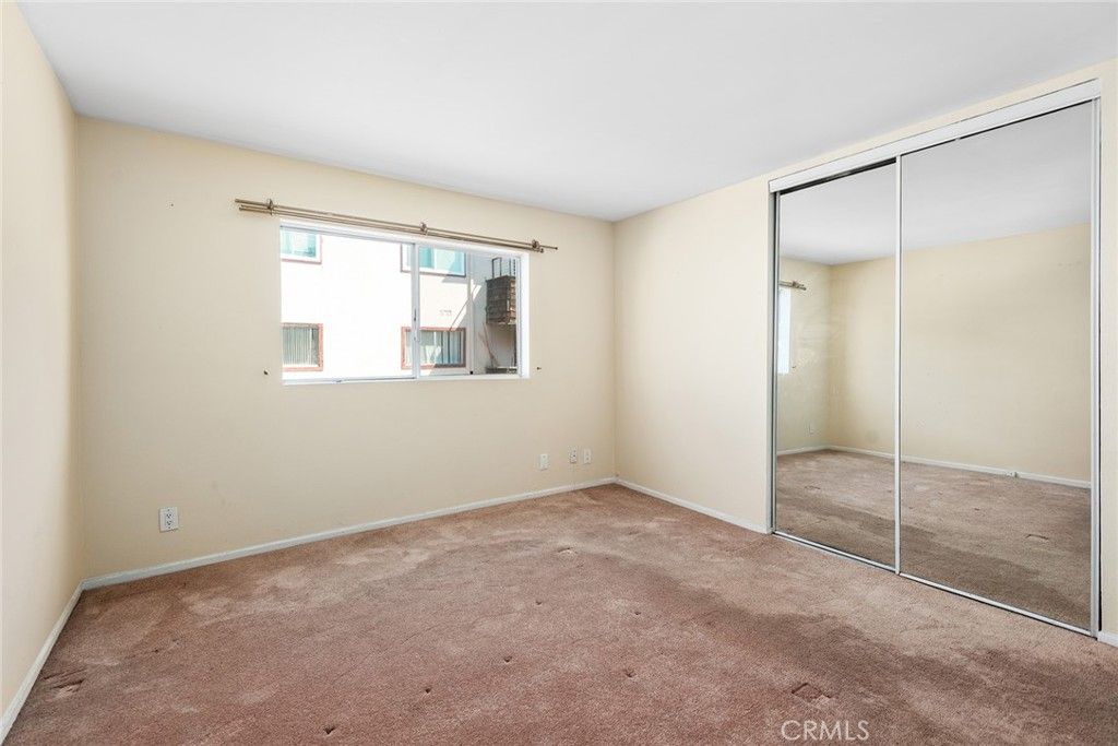 Image 14 of property listing at 5349 Newcastle 20, Encino, CA 91316