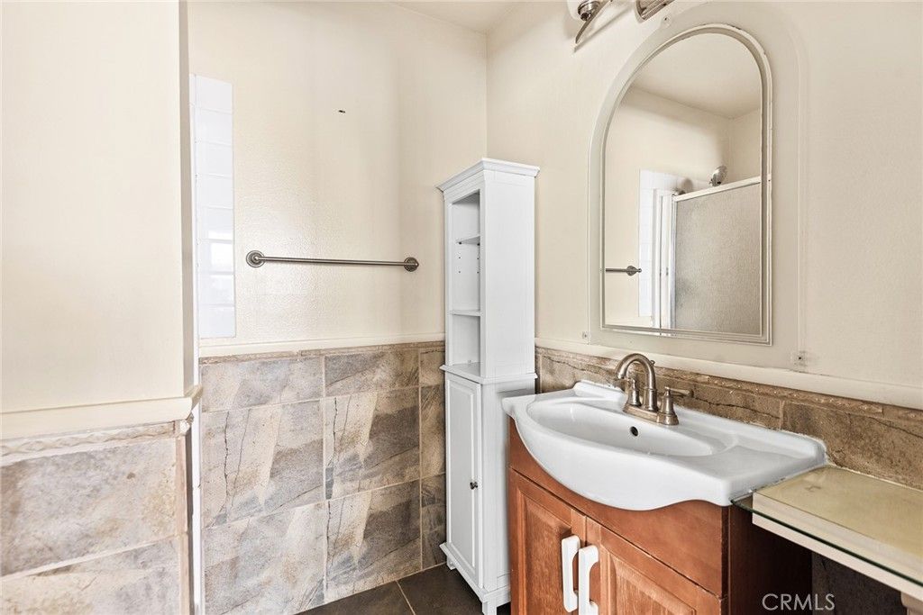 Image 15 of property listing at 5349 Newcastle 20, Encino, CA 91316