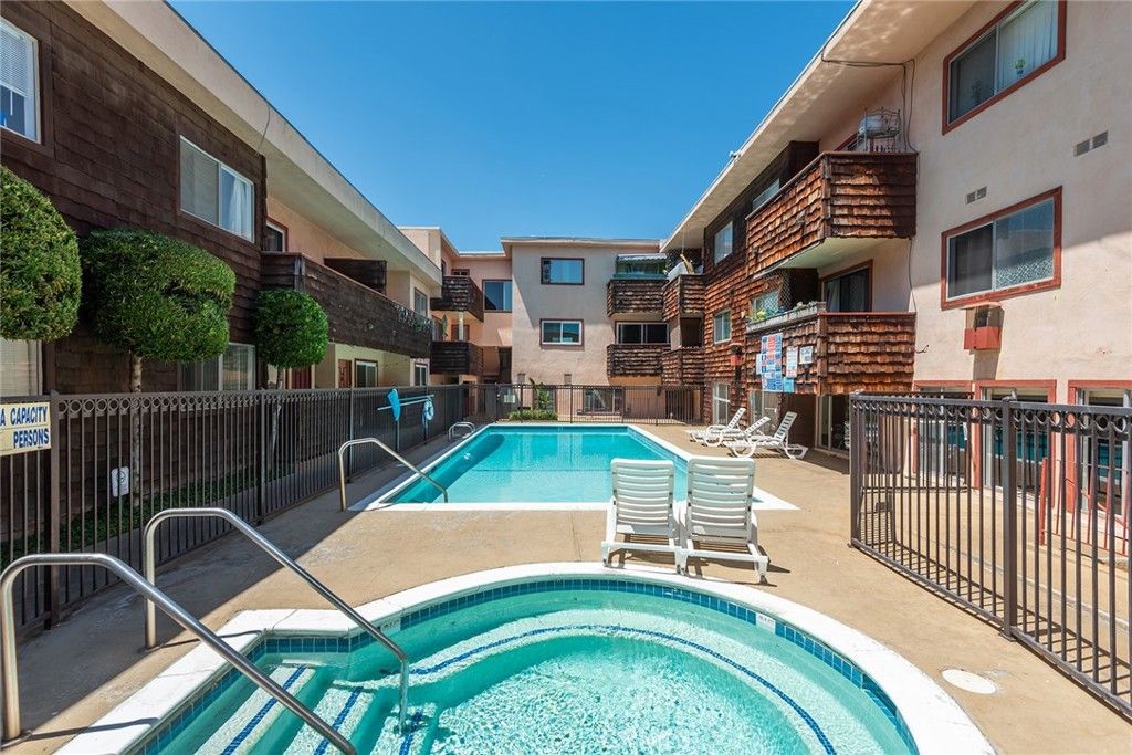 Image 17 of property listing at 5349 Newcastle 20, Encino, CA 91316