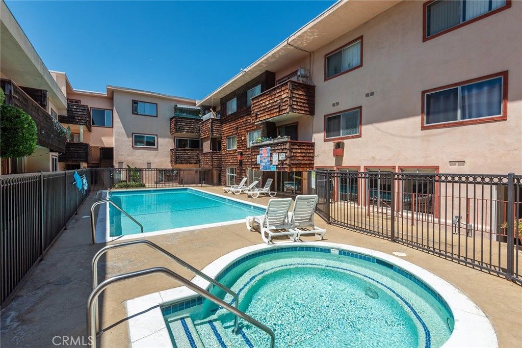Image 18 of property listing at 5349 Newcastle 20, Encino, CA 91316