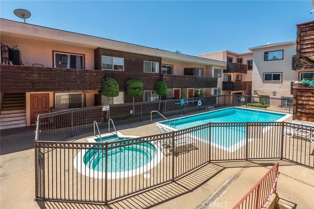 Image 19 of property listing at 5349 Newcastle 20, Encino, CA 91316