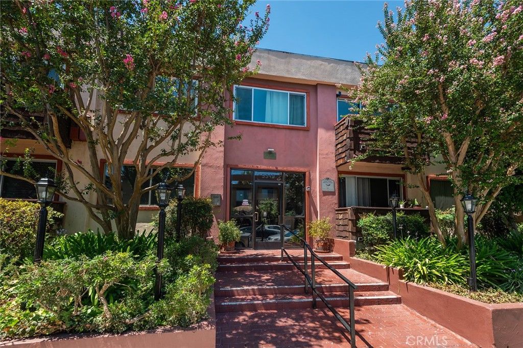 Image 2 of property listing at 5349 Newcastle 20, Encino, CA 91316