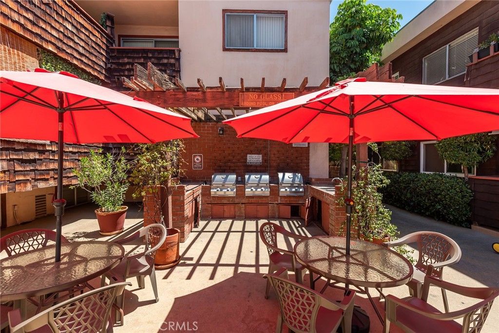 Image 20 of property listing at 5349 Newcastle 20, Encino, CA 91316