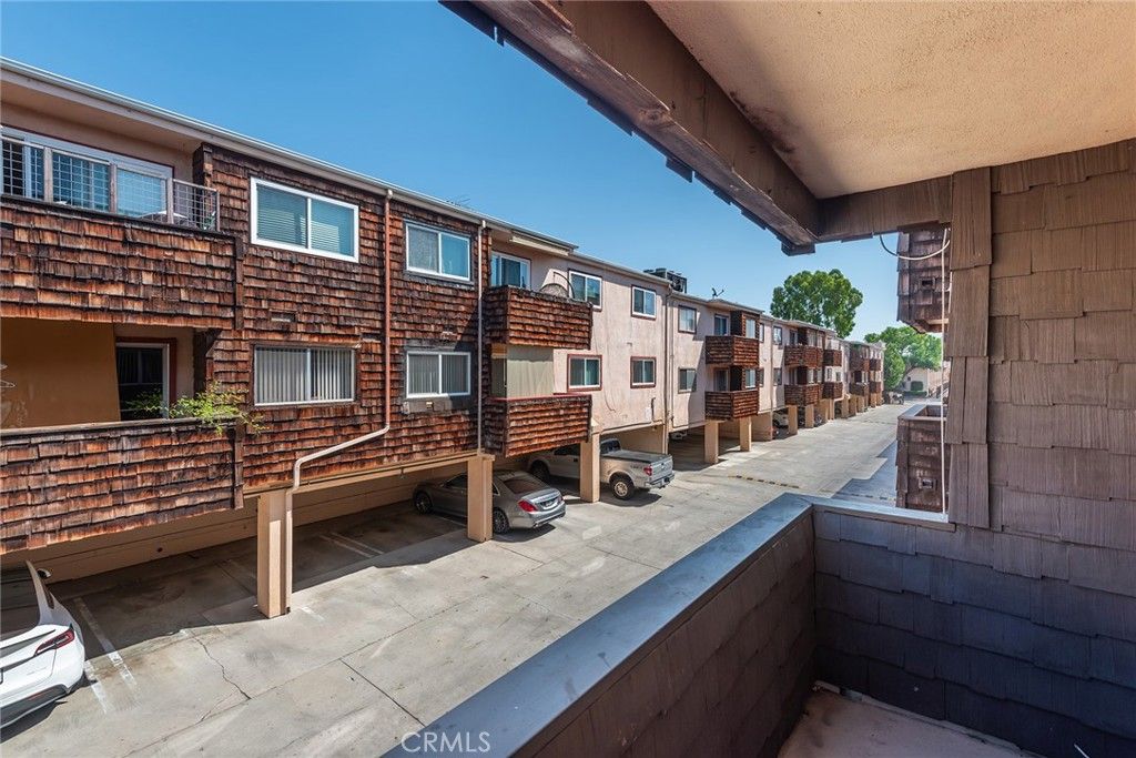 Image 22 of property listing at 5349 Newcastle 20, Encino, CA 91316
