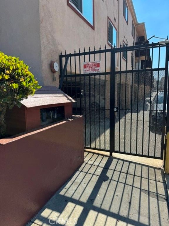 Image 23 of property listing at 5349 Newcastle 20, Encino, CA 91316