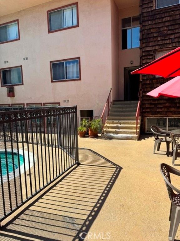 Image 25 of property listing at 5349 Newcastle 20, Encino, CA 91316