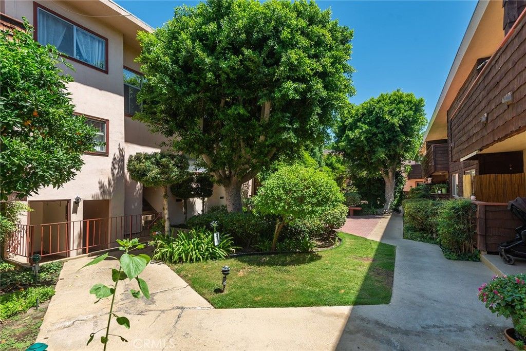Image 3 of property listing at 5349 Newcastle 20, Encino, CA 91316