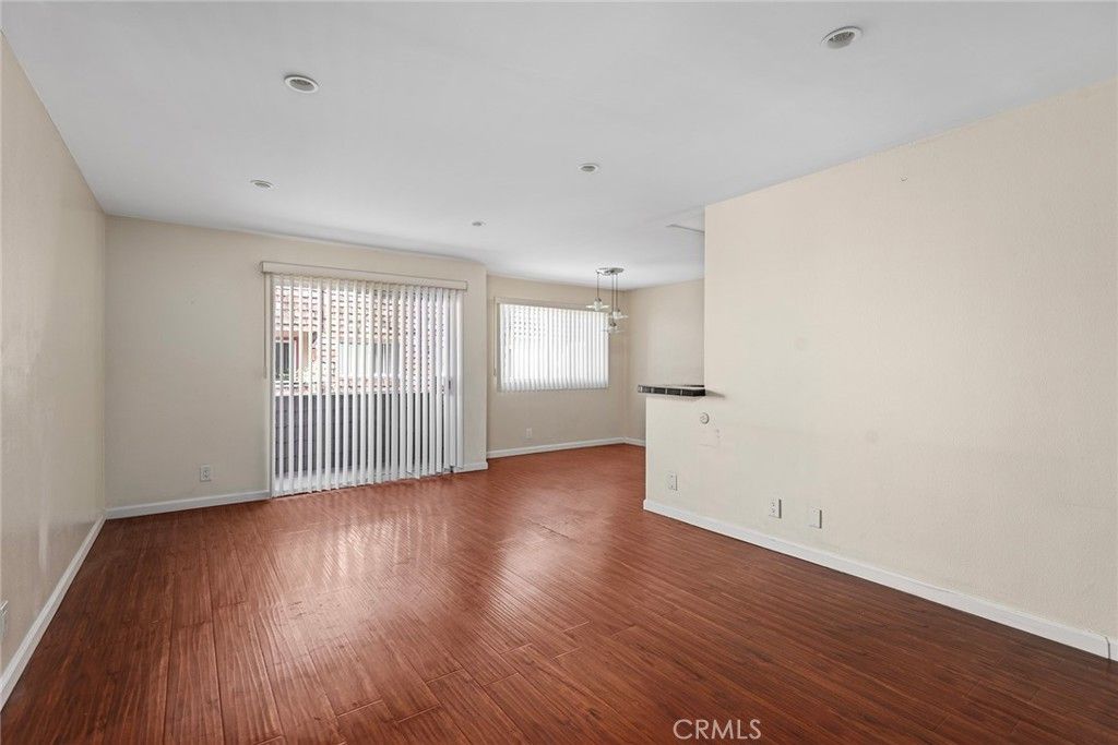 Image 4 of property listing at 5349 Newcastle 20, Encino, CA 91316
