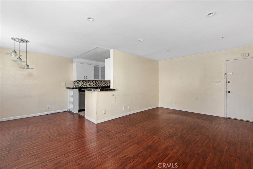 Image 5 of property listing at 5349 Newcastle 20, Encino, CA 91316