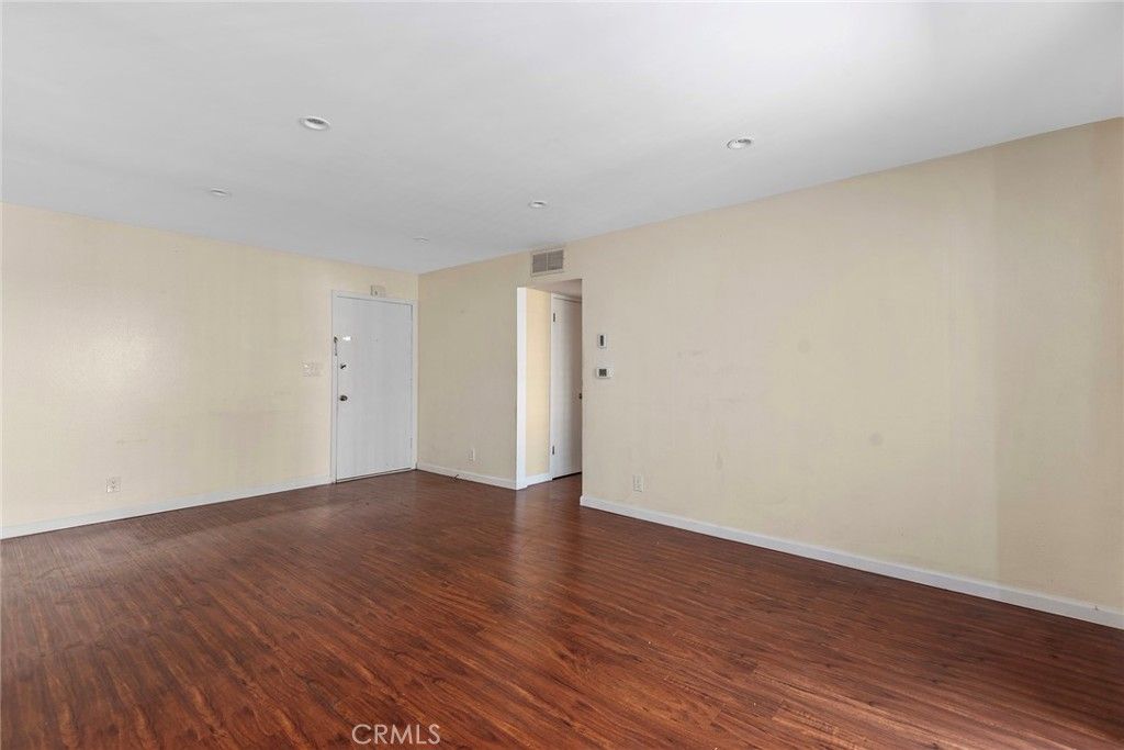 Image 6 of property listing at 5349 Newcastle 20, Encino, CA 91316