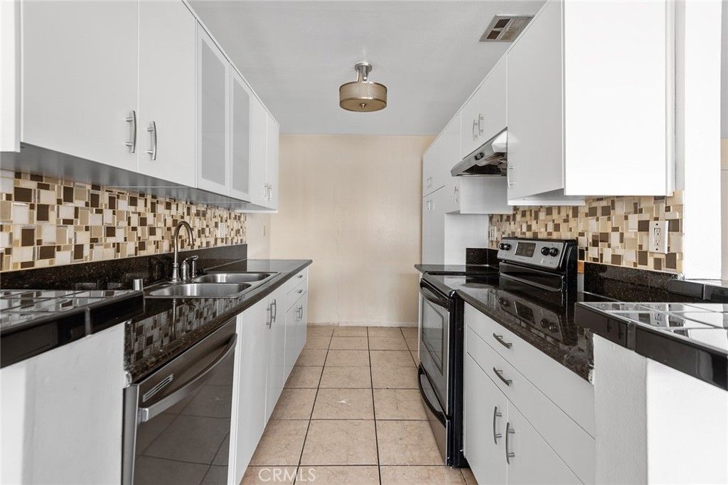 Image 8 of property listing at 5349 Newcastle 20, Encino, CA 91316