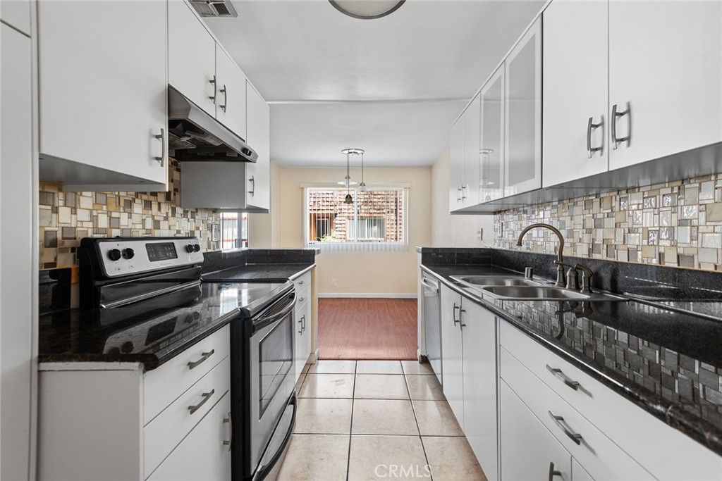 Image 9 of property listing at 5349 Newcastle 20, Encino, CA 91316