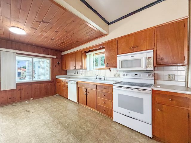 2905 E Walnut Street, Des Moines, IA 50317