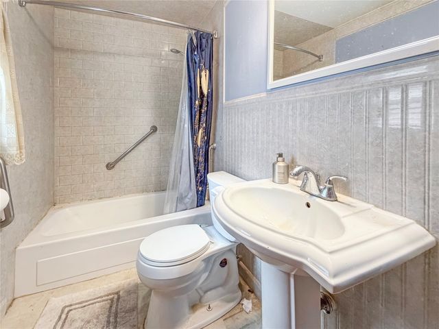 2905 E Walnut Street, Des Moines, IA 50317