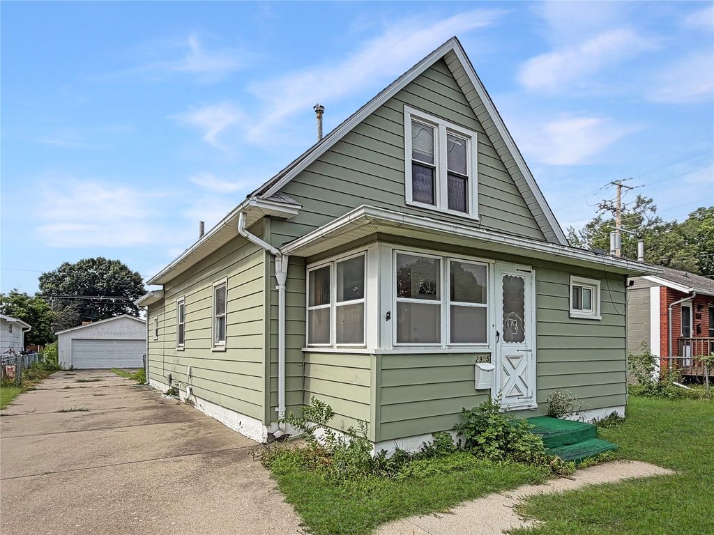 2905 E Walnut Street, Des Moines, IA 50317
