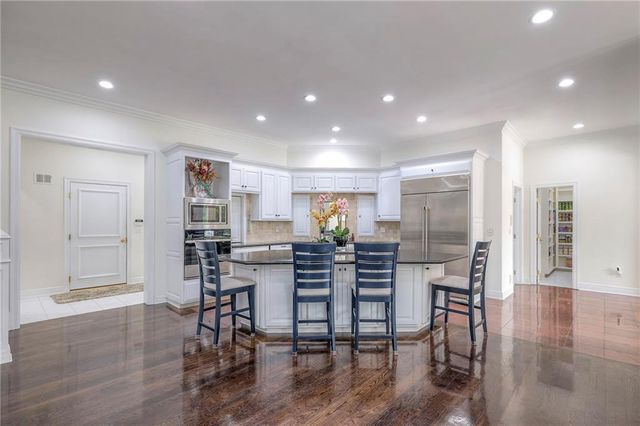 3109 W 118th Street, Leawood, KS 66211