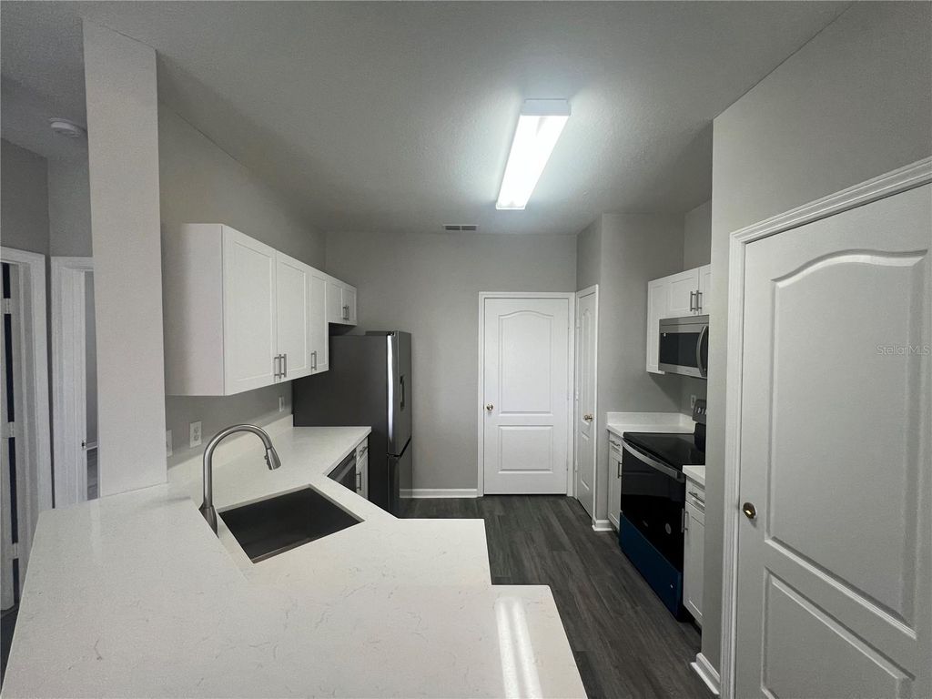 18046 VILLA CREEK DRIVE, Tampa, FL 33647