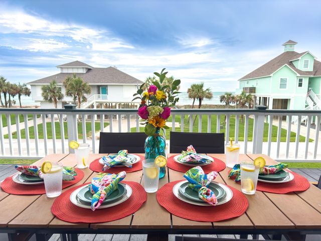 18306 E De Vaca, Galveston, TX 77554