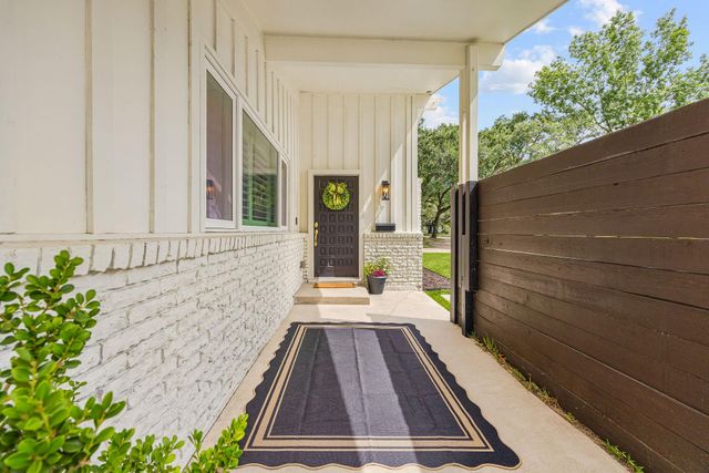 5250 Beechnut Street, Houston, TX 77096