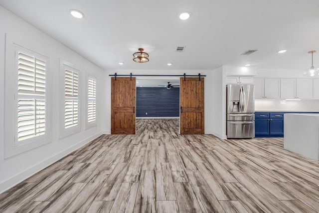 5250 Beechnut Street, Houston, TX 77096