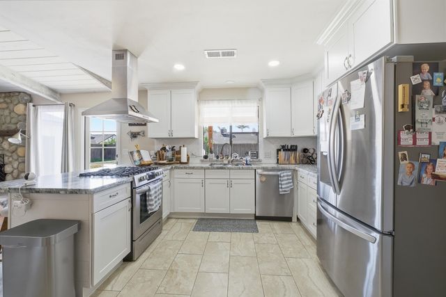 3409 S Vickie Court, Visalia, CA 93277