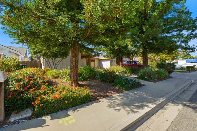 3409 S Vickie Court, Visalia, CA 93277