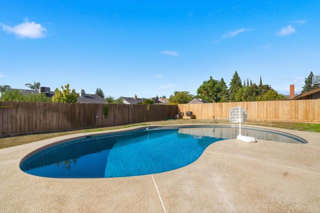 3409 S Vickie Court, Visalia, CA 93277
