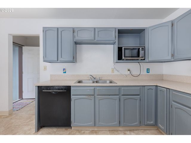 916 Ne DOUGLAS St, Newport, OR 97365