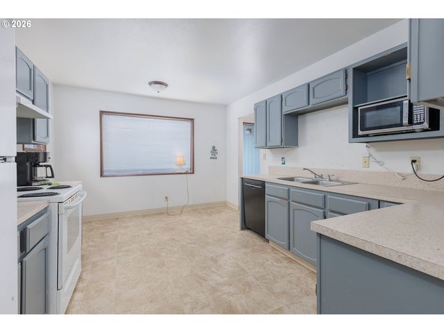 916 Ne DOUGLAS St, Newport, OR 97365