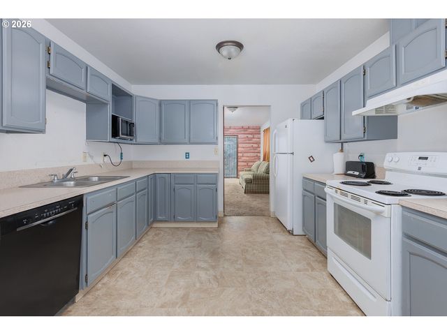 916 Ne DOUGLAS St, Newport, OR 97365