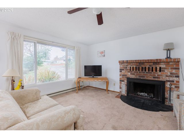 916 Ne DOUGLAS St, Newport, OR 97365