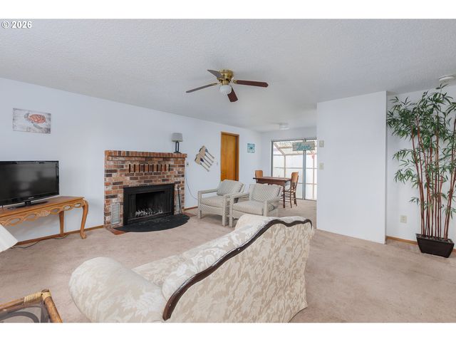 916 Ne DOUGLAS St, Newport, OR 97365