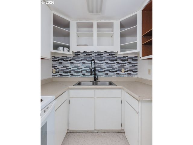 916 Ne DOUGLAS St, Newport, OR 97365