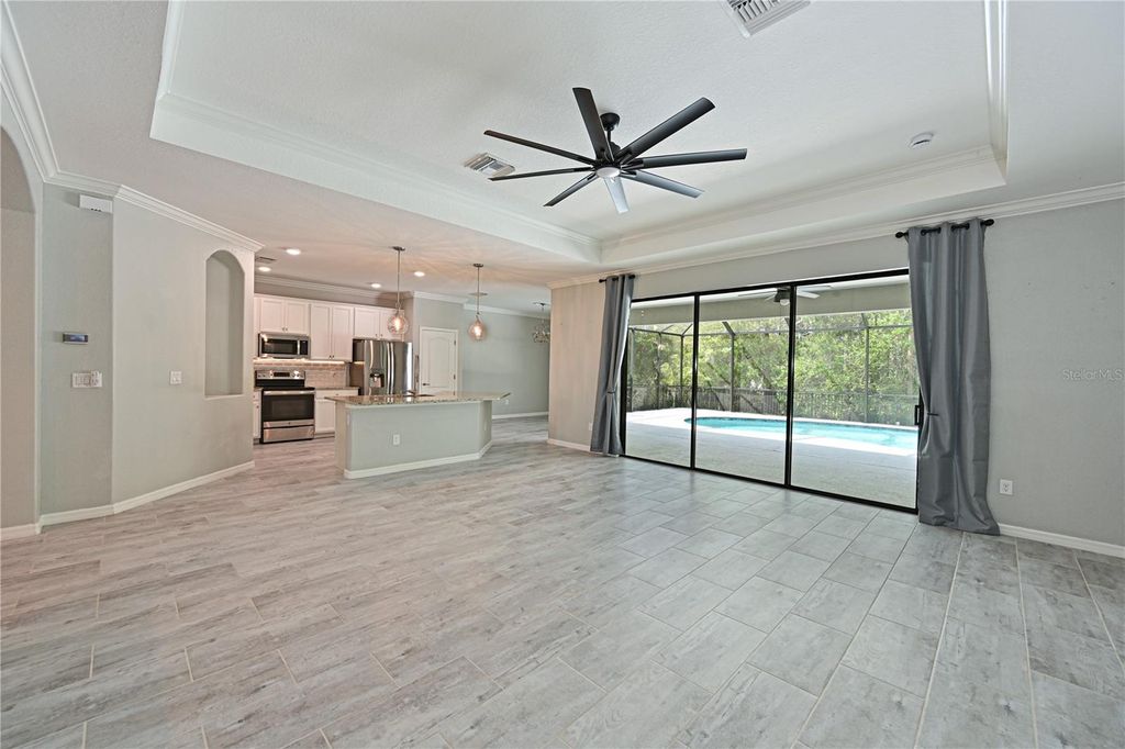 Image 19 of property listing at 706 ACACIA COURT, Bradenton, FL 34212