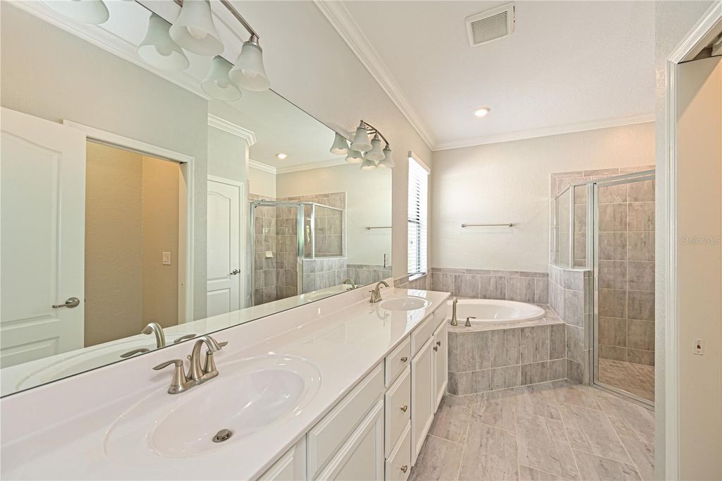 Image 21 of property listing at 706 ACACIA COURT, Bradenton, FL 34212