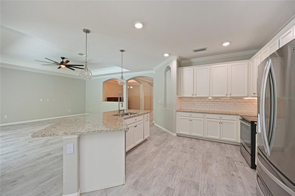 Image 24 of property listing at 706 ACACIA COURT, Bradenton, FL 34212