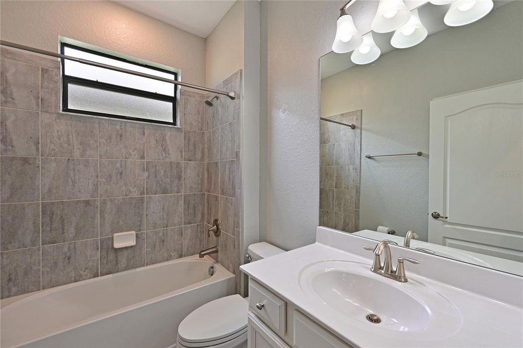 Image 25 of property listing at 706 ACACIA COURT, Bradenton, FL 34212