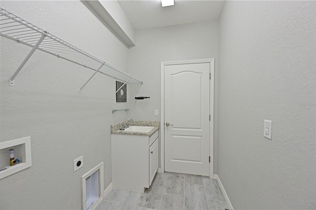 Image 26 of property listing at 706 ACACIA COURT, Bradenton, FL 34212